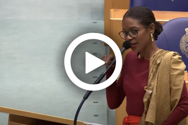 VIDEO: Schreeuwende Sylvana Simons loopt weg uit Tweede Kamer 