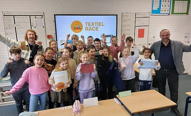 Wethouder Enklaar geeft startschot voor Textiel Race 2024