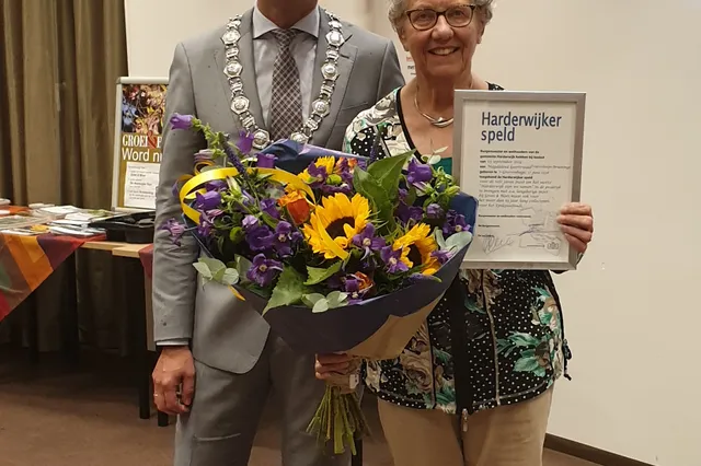 Harderwijker Speld uitgereikt aan Heleen Triesscheijn vanwege haar actieve inzet in Harderwijk