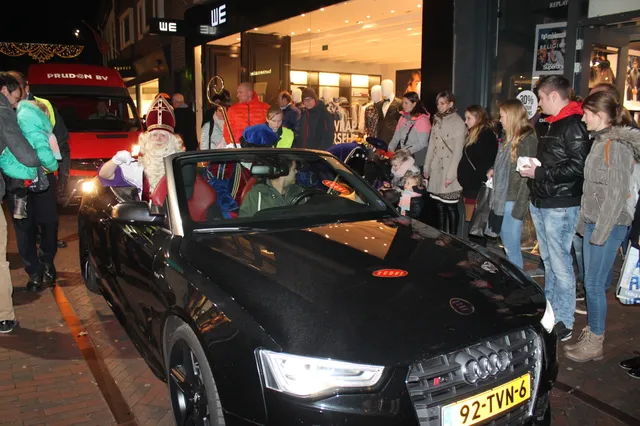 Pepernoten vlogen in het rond in centrum van Harderwijk
