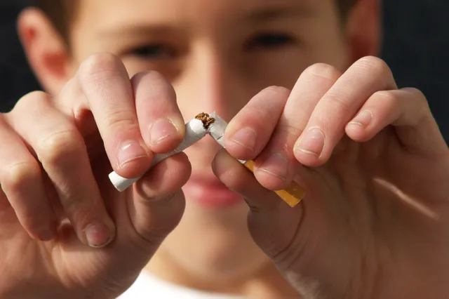 Stoptober begint: tabak in neutrale pakjes, stations rookvrij