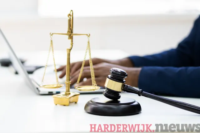 Op de rol is het verslag van een rechtszitting