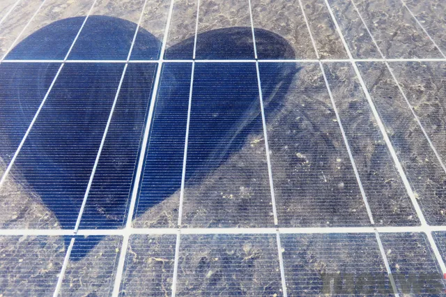 Zonnepanelen schoonmaken: wel of niet doen?