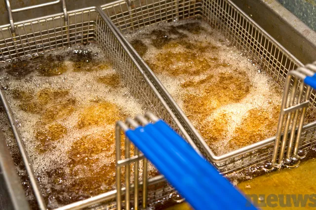 Frituurvet van de oliebollen verdwijnt nog te vaak in het toilet of in de gootsteen