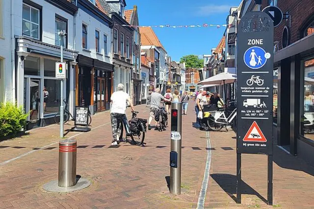 Bekeuren fietsers in winkelstraat
