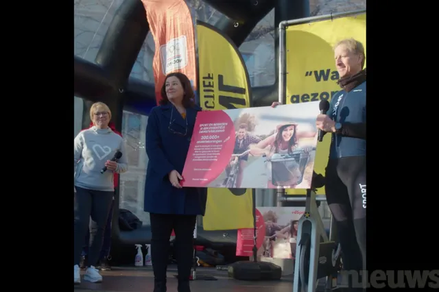 Minister ontvangt 300.000 handtekeningen voor openen sportlocaties