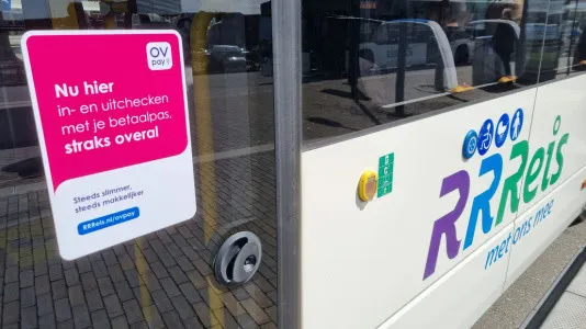 In- en uitchecken met een contactloze betaalpas op alle grote bussen van RRReis