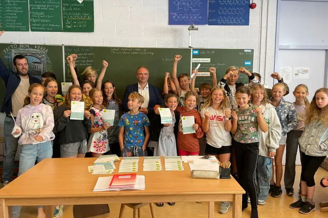 Kinderen Vrije School Valentijn zamelen elektronisch afval in tijdens E-waste Race