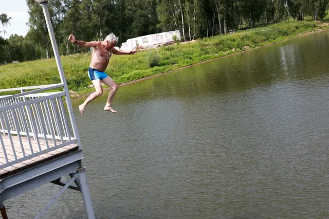 Brugspringen is populair onder jongeren en avonturiers, maar mag niet