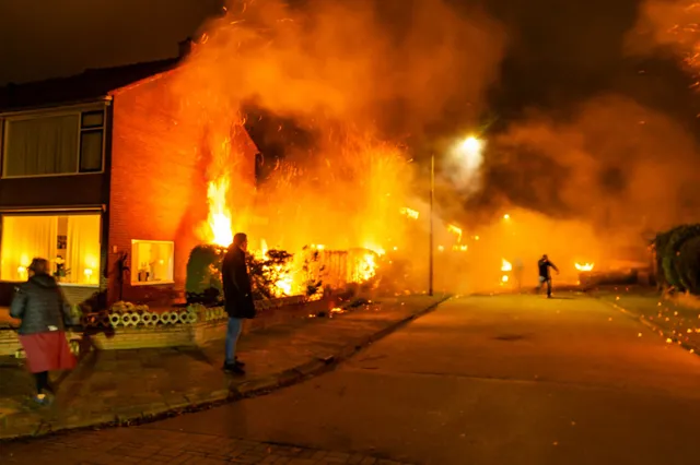 Coniferen in brand op Van Eedenstraat in Harderwijk
