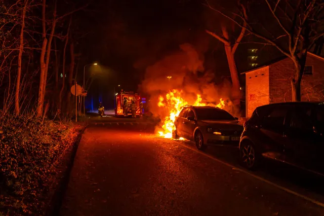 Autobrand verwoest voertuig op de Thorbeckelaan in Harderwijk