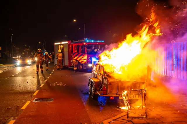 Aanhanger met afvalhout in brand in Harderwijk