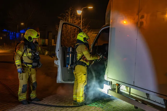 Bestelbus in brand bij station Harderwijk op oudejaarsavond