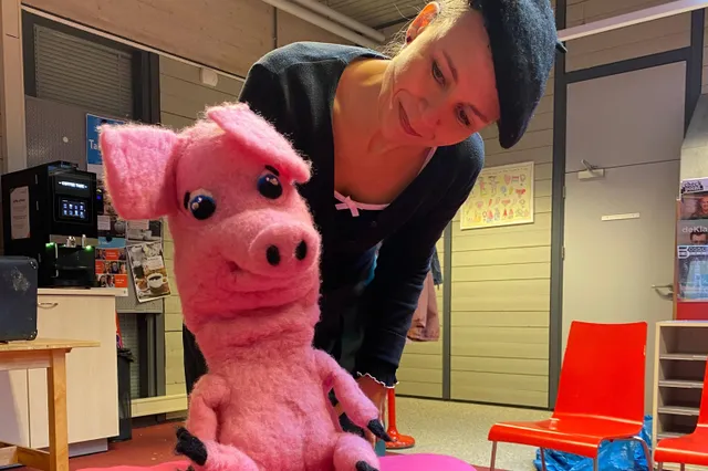 Boekie Big draagt gedichten voor In de Bibliotheek Drunen Image