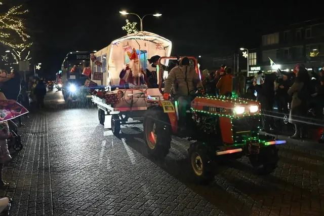 "Sint en Piet in het Licht" Een Magische, Verlichte Intocht in Vlijmen