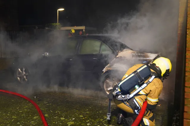 Auto in brand in Vlijmen, vermoedelijk brandstichting