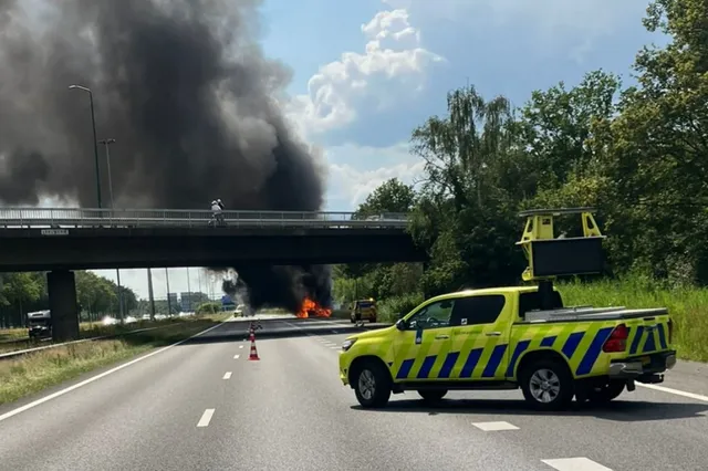 Partybus concert Guus Meeuwis in brand gevlogen: chauffeur net op tijd ontsnapt