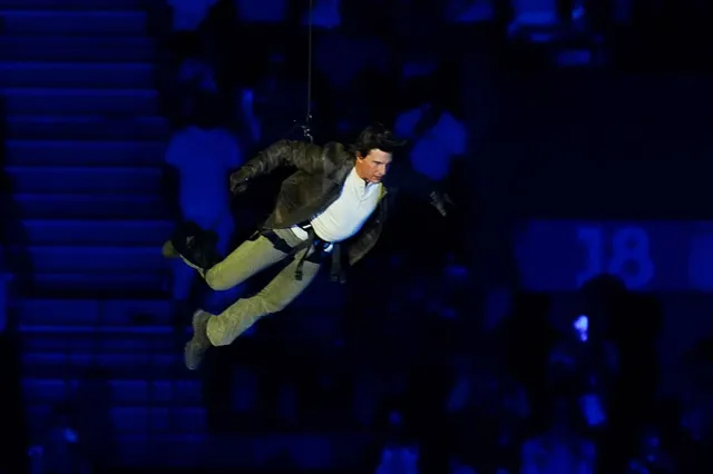 Tom Cruise (62) haalt halsbrekende stunt uit tijdens slot van de Olympische Spelen