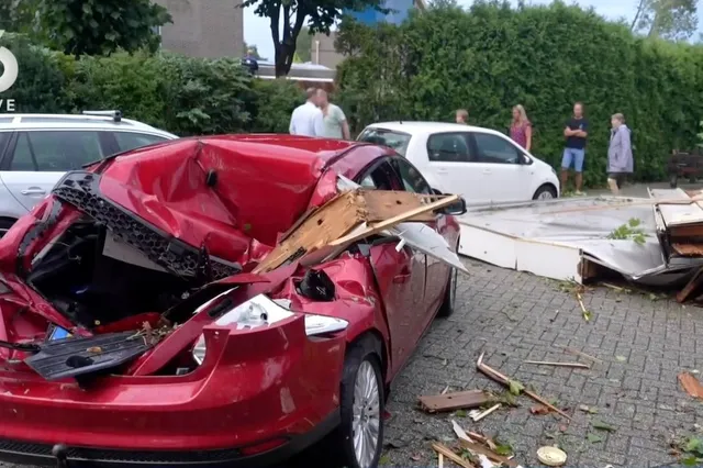 Meppel ligt in puin: Omgevallen bomen en verwoeste daken