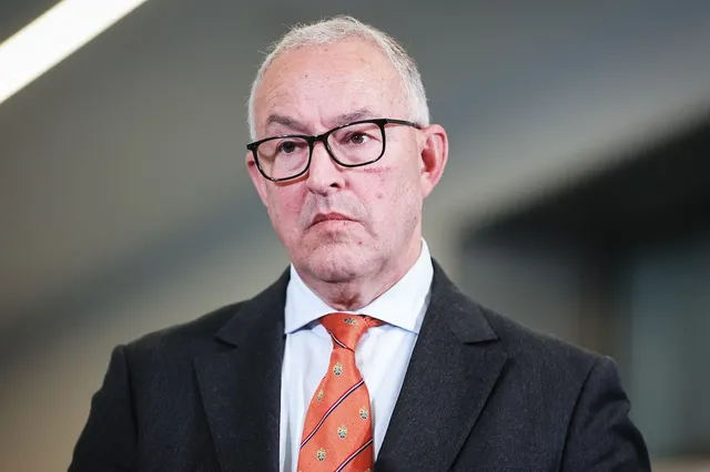 Burgemeester Aboutaleb ontvoerd uit kantoor