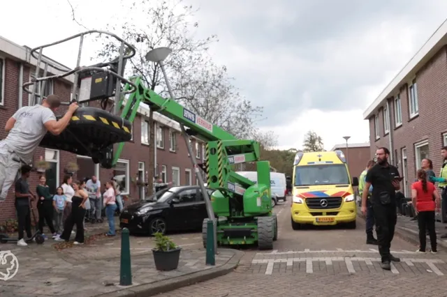 Bizarre beelden: Busje ramt schilder in hoogwerker in Rotterdam