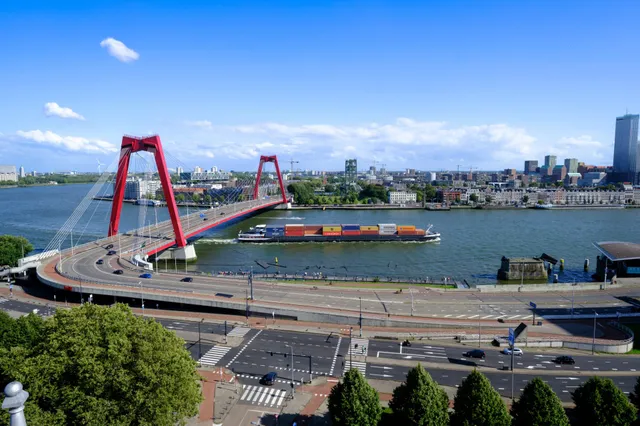 Containerschip ramt brug in Rotterdam en verliest lading