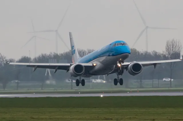 Levende muis ontsnapt uit maaltijd en dwingt vliegtuig tot noodlanding
