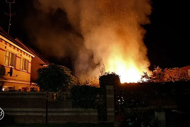 Ravage in Apeldoorn: Gasflessen ontploffen in metershoge vuurzee