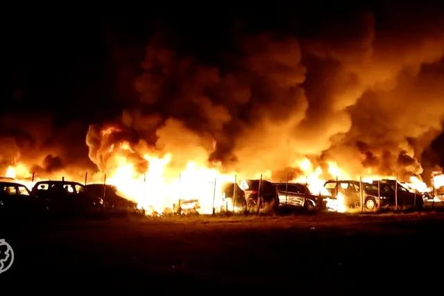 Bizar: 40 auto's afgebrand bij Schiphol-parkeerplaats