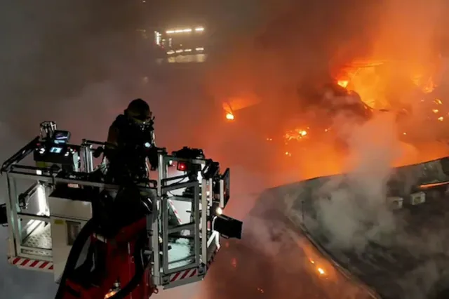 Gigantische brand bij meubelzaak in Arnhem: 150 brandweerlieden
