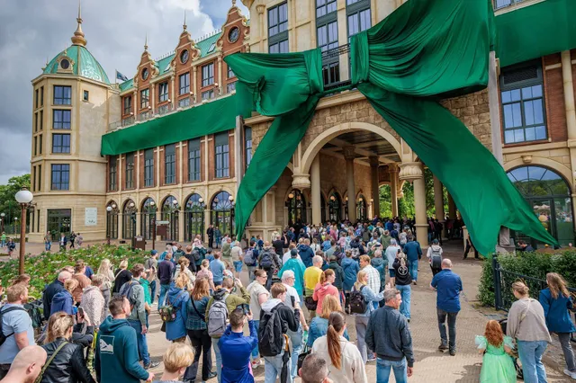 Grootste strik ter wereld aan het Efteling Grand Hotel