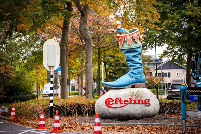 Efteling plaatst reusachtige laars met Klein Duimpje aan de Europalaan in Kaatsheuvel