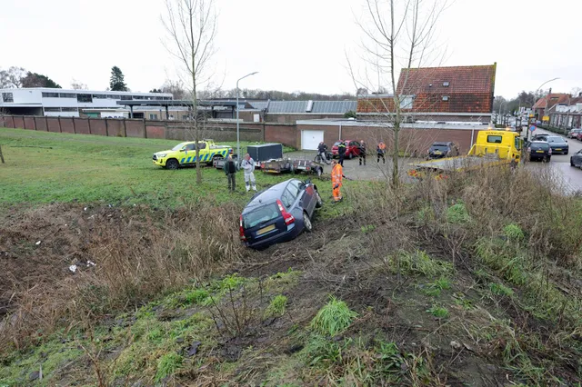 Auto vliegt uit de bocht bij afrit A59 Waalwijk-Oost