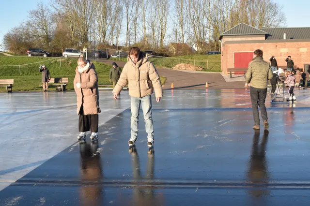 Eerste schaatsers op nieuwe ijsbaan Kerkdriel