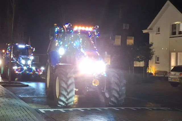 Verlichte tractorstoet bezorgt bewoners Bommelerwaard bijzondere winteravond