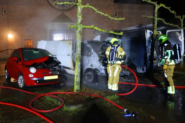 Drie voertuigen uitgebrand bij brand aan Haarstraat in Ammerzoden