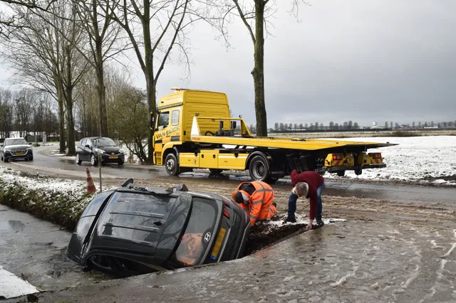 Postbezorger belandt met auto in sloot langs Drielse Veldweg