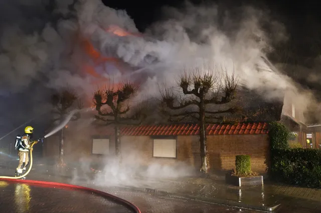 Grote brand in woning met rieten kap in Kerkdriel