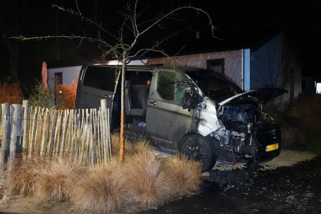 Bedrijfsbus brandt volledig uit op vakantiepark in Kerkdriel