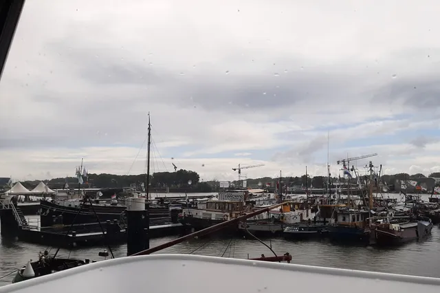 Stap aan boord tijdens de Dag van de Binnenvaart in Maasbracht