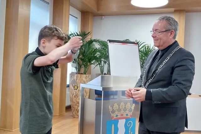 Kinderburgemeester en raadsleden kinderraad nemen afscheid