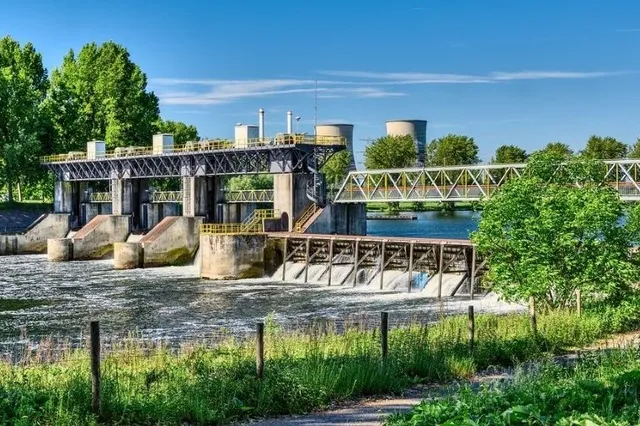 Rijkswaterstaat laat grootschalig onderhoud uitvoeren aan stuw in Linne