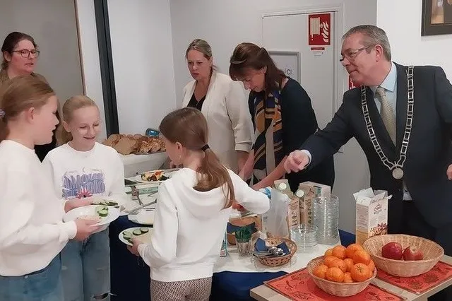 Kinderen ontbijten in de raadzaal tijdens Burgemeestersontbijt