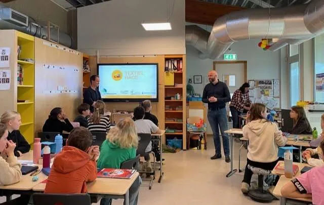 Wethouder Blomen trapt Textiel Race af op BS De Koningsspil in Thorn