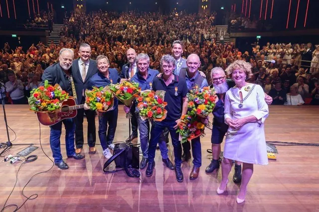 Vijf bandleden Rowwen Hèze geridderd bij 40-jarig jubileumconcert in De Oranjerie