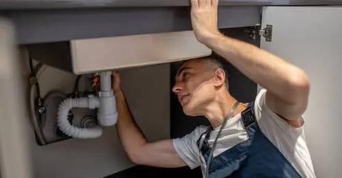 Voorkom verstopte leidingen: veelvoorkomende boosdoeners voor je gootsteen