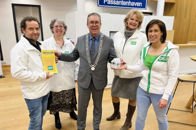D66 Maasgouw overhandigt burgemeester een Glazen Huis