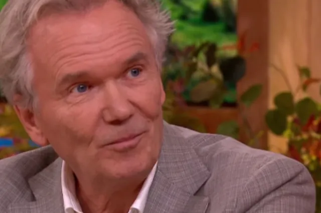 Tom Egbers na affaire met 26 jaar jongere collega weer op tv: wat heeft hij precies uitgespookt?