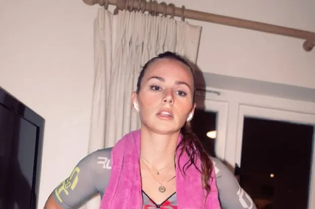 Puck Moonen laat klodders lichaamsvocht van zich afglijden tijdens inspannende activiteit  (video)