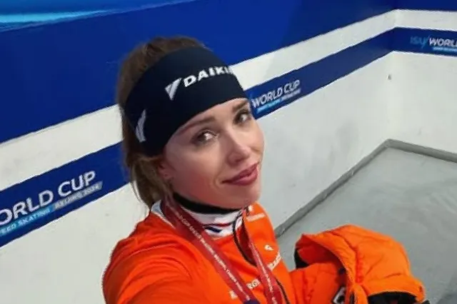 Schaatsster Antoinette de Jong deelt heerlijke ingezoomde foto met vuurrode lipjes